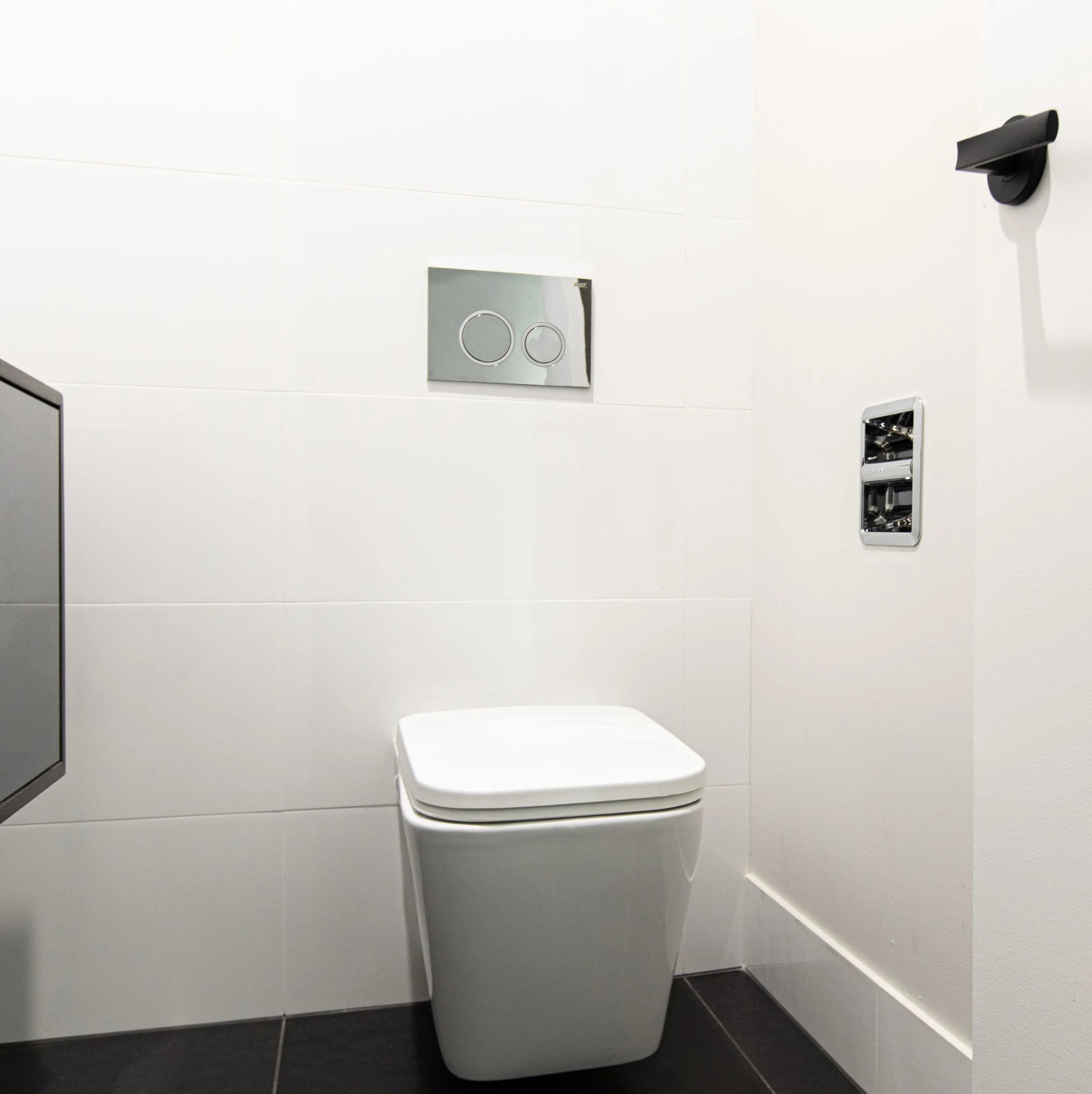 SmartRoll Chrome, White Tile Bathroom